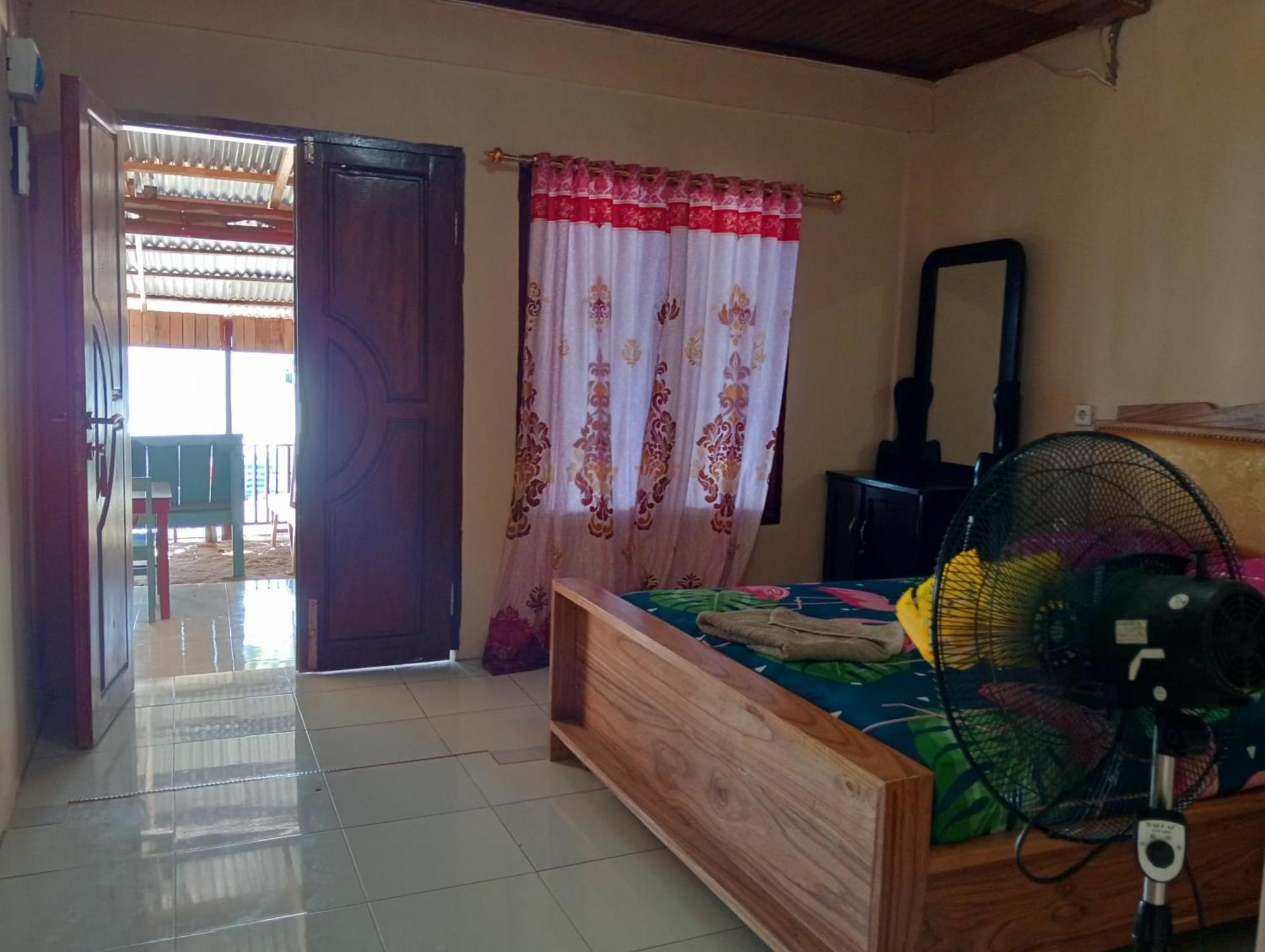 מנאדו Mamalis Homestay מראה חיצוני תמונה